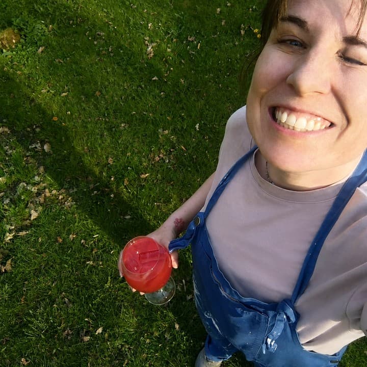 Mathilde, créatrice de QUE ÇA Studio, dans son jardin